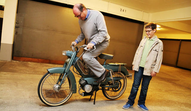 地下駐車場にて。少し前にディディエ氏がアルザスで手に入れた1972年プジョー製原付2輪「BB」のエンジンを始動する。