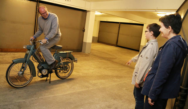 「BB」で遊ぶディディエ氏を見守るナタリーさんとブノワ君。