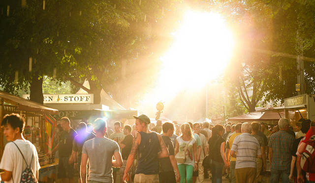 03 <strong>Internationales Berliner Bierfestival</strong><br>日程|8月7日(金)〜9日(日)<br>時間|10:00〜24:00 ※初日のみ、12:00〜<br>入場料|無料 ※ビールジョッキ代、ビール代は別途必要<br>会場|Karl-Marx-Allee<br>10243 Berlin, Germany<br />http://www.bierfestival-berlin.de<br /><br>Photographs by TOYODA Hiroshi (Berlin)