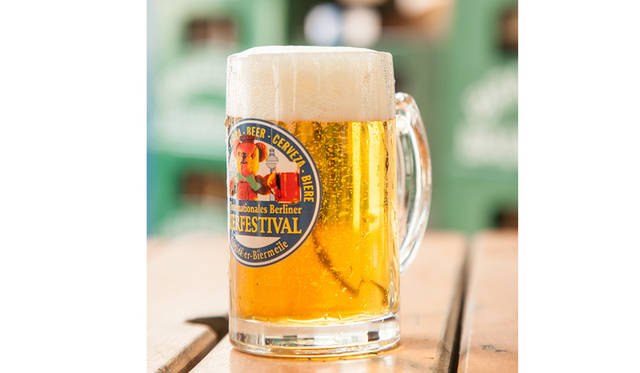 04 <strong>Internationales Berliner Bierfestival</strong><br>日程|8月7日(金)〜9日(日)<br>時間|10:00〜24:00 ※初日のみ、12:00〜<br>入場料|無料 ※ビールジョッキ代、ビール代は別途必要<br>会場|Karl-Marx-Allee<br>10243 Berlin, Germany<br />http://www.bierfestival-berlin.de<br /><br>Photographs by TOYODA Hiroshi (Berlin)