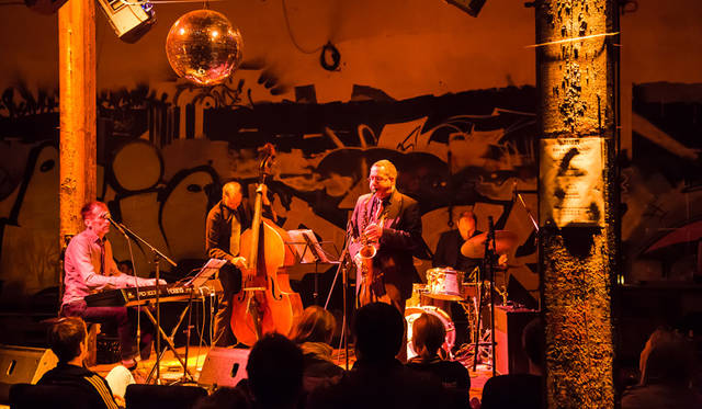 06 <strong>Jazzy Berlin</strong><br>日程|毎週金曜<br>時間|22:00〜翌2:00<br>入場料|2ユーロ<br>会場|Neue Heimat<br>Revaler Straße 99, 10245 Berlin, Germany<br />http://www.neueheimat.com<br />http://www.jazzclubsinberlin.com(Jazzy Berlin)<br /><br>Photographs by TOYODA Hiroshi (Berlin)