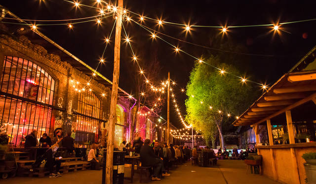 11 <strong>Jazzy Berlin</strong><br>日程|毎週金曜<br>時間|22:00〜翌2:00<br>入場料|2ユーロ<br>会場|Neue Heimat<br>Revaler Straße 99, 10245 Berlin, Germany<br />http://www.neueheimat.com<br />http://www.jazzclubsinberlin.com(Jazzy Berlin)<br /><br>Photographs by TOYODA Hiroshi (Berlin)