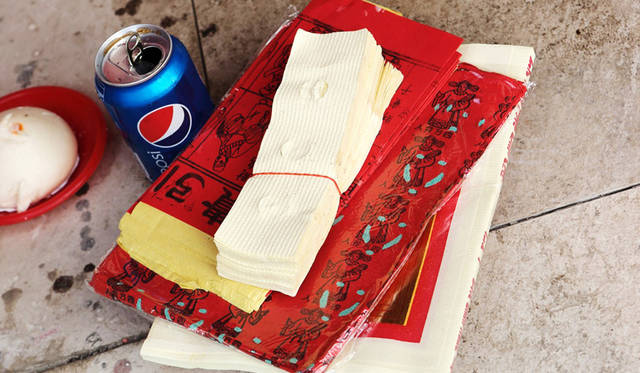 35 <strong>Hungry Ghost Festival</strong><br>日程|7月27日(月)〜8月24日(月)<br>会場|Chinatown、Lorong Koo Chye Sheng Hong Templeほか<br />http://www.yoursingapore.com/festivals-events-singapore/cultural-festivals/hungry-ghost-festival.html<br /><br>Photographs by HARA Takao (Singapore)