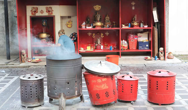 31 <strong>Hungry Ghost Festival</strong><br>日程|7月27日(月)〜8月24日(月)<br>会場|Chinatown、Lorong Koo Chye Sheng Hong Templeほか<br />http://www.yoursingapore.com/festivals-events-singapore/cultural-festivals/hungry-ghost-festival.html<br /><br>Photographs by HARA Takao (Singapore)