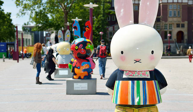 15 <strong>Miffy Art Parade</strong><br>日程|5月1日(金)〜9月30日(水)<br>入場料|無料<br>会場|Museumplein Square、Hortus Botanicus Amsterdam、Rijksmuseum、Van Gogh Museum、Conservatorium Hotelほか<br />http://www.miffy60-exhibition.jp/art-parade/<br /><br>Photographs by YUI Kiyomi (Amsterdam)