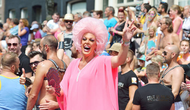 13 <strong>Amsterdam Gay Pride</strong><br>日程|7月25日(土)〜8月2日(日)<br>時間|22:00〜翌2:00<br>入場料|カナル・パレードは無料。そのほかのイベントはホームページをチェック。<br>会場|Theater Amsterdam、Homomonument、Paleis van de Weemoed、Paradisoほか<br />http://pride.amsterdam<br /><br>Photographs by YUI Kiyomi (Amsterdam)