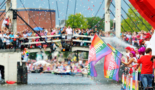 12 <strong>Amsterdam Gay Pride</strong><br>日程|7月25日(土)〜8月2日(日)<br>時間|22:00〜翌2:00<br>入場料|カナル・パレードは無料。そのほかのイベントはホームページをチェック。<br>会場|Theater Amsterdam、Homomonument、Paleis van de Weemoed、Paradisoほか<br />http://pride.amsterdam<br /><br>Photographs by YUI Kiyomi (Amsterdam)