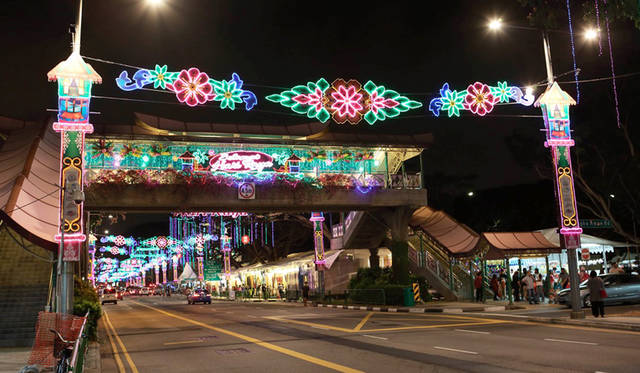 38 <strong>Hari Raya Haji</strong><br>日程|9月24日(木)<br>会場|Geylang Serai、Kampong Glamほか<br />http://www.yoursingapore.com/festivals-events-singapore/cultural-festivals/hari-raya-haji.html<br /><br>Photographs by HARA Takao (Singapore)<br><br>※写真は「ハリ・ラヤ・アイディルフィトリ」の夜店の様子