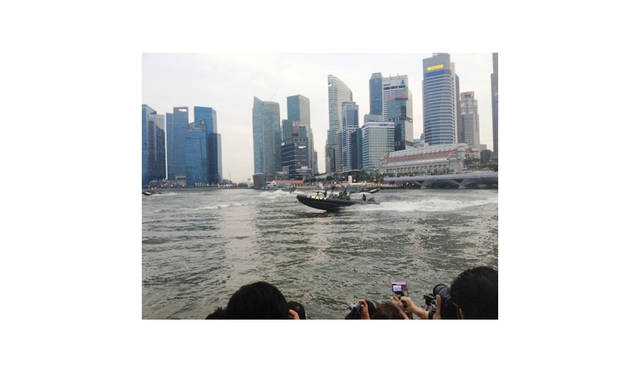 32 <strong>National Day</strong><br>日程|8月7日(金)〜10日(月)<br>入場料|無料<br>会場|Padang、Marina Bay、Gardens By The Bay、Esplanadeほか<br />http://www.ndp.org.sg<br /><br>Photographs by HARA Takao (Singapore)