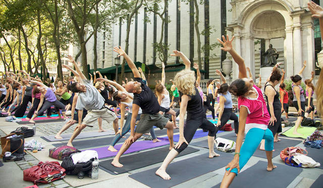 25 <strong>Bryant Park Yoga</strong><br>日程|5月19日(火)〜9月24日(木) ※毎週火曜・木曜<br>時間|火曜 10:00〜11:00、木曜 18:00〜19:00<br>入場料|無料<br>会場|Bryant Park<br />41 W 40th Street, New York, NY 10018, United States<br />http://www.bryantpark.org<br /><br>Photographs by YANAGAWA Shino (New York)