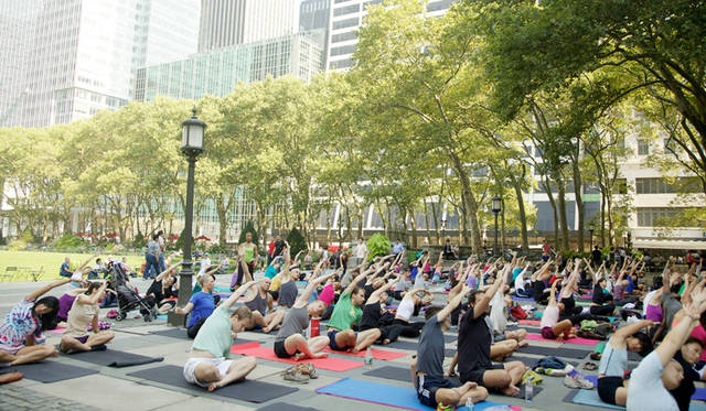 26 <strong>Bryant Park Yoga</strong><br>日程|5月19日(火)〜9月24日(木) ※毎週火曜・木曜<br>時間|火曜 10:00〜11:00、木曜 18:00〜19:00<br>入場料|無料<br>会場|Bryant Park<br />41 W 40th Street, New York, NY 10018, United States<br />http://www.bryantpark.org<br /><br>Photographs by YANAGAWA Shino (New York)
