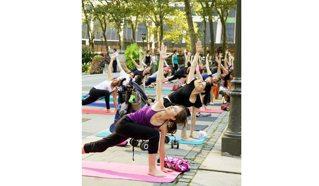 28 <strong>Bryant Park Yoga</strong><br>日程|5月19日(火)〜9月24日(木) ※毎週火曜・木曜<br>時間|火曜 10:00〜11:00、木曜 18:00〜19:00<br>入場料|無料<br>会場|Bryant Park<br />41 W 40th Street, New York, NY 10018, United States<br />http://www.bryantpark.org<br /><br>Photographs by YANAGAWA Shino (New York)