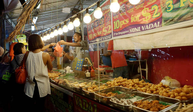 34 <strong>Hari Raya Haji</strong><br>日程|9月24日(木)<br>会場|Geylang Serai、Kampong Glamほか<br />http://www.yoursingapore.com/festivals-events-singapore/cultural-festivals/hari-raya-haji.html<br /><br>Photographs by HARA Takao (Singapore)<br><br>※写真は「ハリ・ラヤ・アイディルフィトリ」の夜店の様子