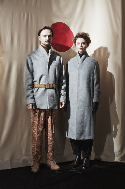 <strong>m’s braque｜エムズ ブラック</strong><br />2015-16年秋冬コレクション　メンズ／SHAWL-COLLAR COAT 11万6640円、TUCK PANTS 3万1320円、ウィメンズ／SHAWL-COLLAR COAT 11万6640円、HARLEM PANTS 3万6720円