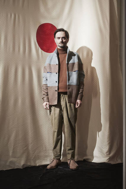 <strong>m’s braque｜エムズ ブラック</strong><br />2015-16年秋冬コレクション　SHIRTS JACKET 7万4520円、TUCK PANTS 3万8880円