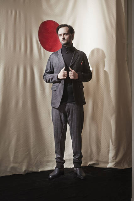 <strong>m’s braque｜エムズ ブラック</strong><br />2015-16年秋冬コレクション　TAILORED JACKET 7万1280円、SWEAT PANTS 4万4280円