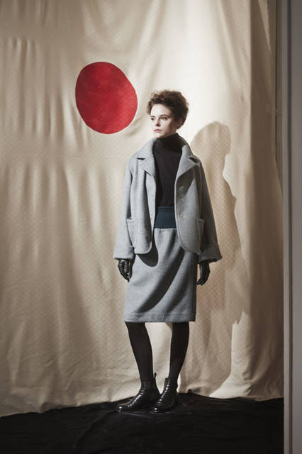 <strong>m’s braque｜エムズ ブラック</strong><br />2015-16年秋冬コレクション　HOOK JACKET 7万4520円、RIB SKIRT 5万1840円