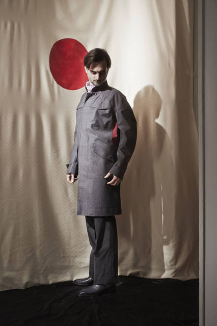 <strong>m’s braque｜エムズ ブラック</strong><br />2015-16年秋冬コレクション　WATER-PROOF COAT 11万8800円、SILK SHIRTS 6万9120円、STRAIGHT PANTS 3万8880円CRAVATS 2万5920円
