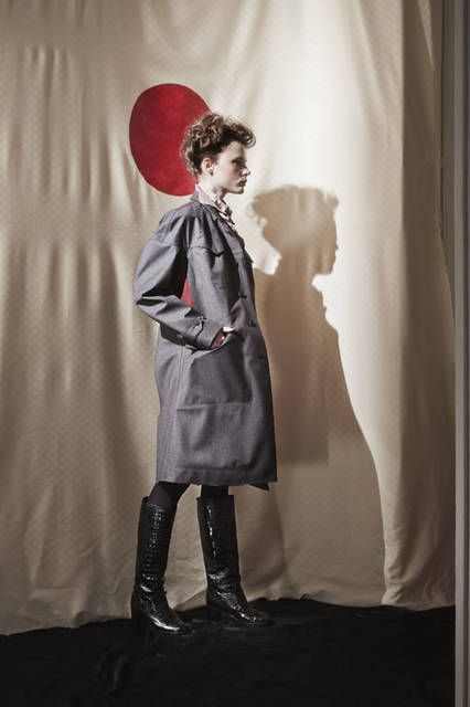 <strong>m’s braque｜エムズ ブラック</strong><br />2015-16年秋冬コレクション　WATER-PROOF COAT 11万8800円、SILK SHIRTS 6万9120円、PLEATS SKIRT 5万5080円、CRAVATS 2万5920円