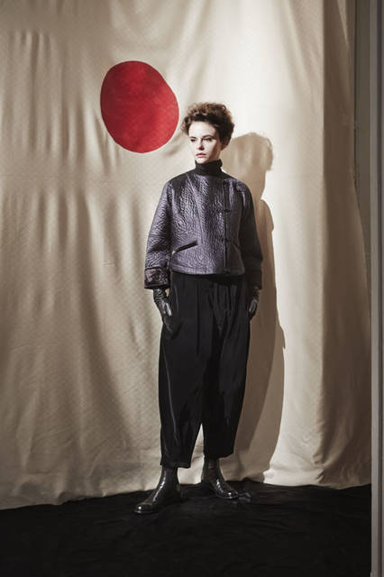<strong>m’s braque｜エムズ ブラック</strong><br />2015-16年秋冬コレクション　NO-COLLAR JACKET 9万2880円、HARLEM PANTS 3万6720円