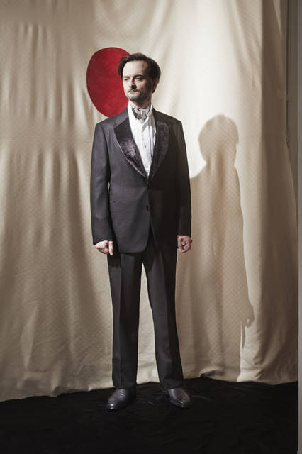<strong>m’s braque｜エムズ ブラック</strong><br />2015-16年秋冬コレクション　FORMAL JACKET 9万6120円、WING-COLLAR SHIRTS 4万1040円、SIDE-LINE PANTS 4万4280円、CRAVATS 2万5920円
