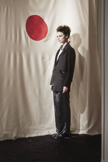 <strong>m’s braque｜エムズ ブラック</strong><br />2015-16年秋冬コレクション　FORMAL JACKET 8万5320円、EASY PANTS 3万5640円