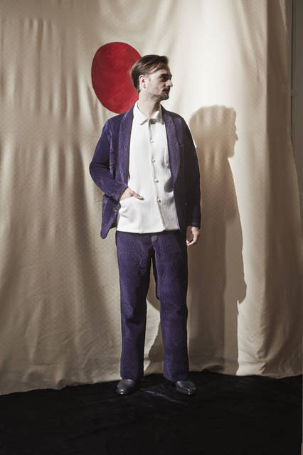 <strong>m’s braque｜エムズ ブラック</strong><br />2015-16年秋冬コレクション　SHAWL-COLLAR JACKET 7万1280円、PAJAMA SHIRTS 4万2120円、EASY PANTS 4万5360円