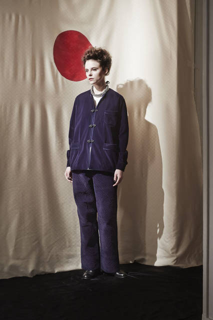 <strong>m’s braque｜エムズ ブラック</strong><br />2015-16年秋冬コレクション　CHINA SHIRTS JACKET 4万3200円、EASY PANTS 4万5360円