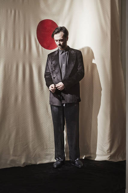 <strong>m’s braque｜エムズ ブラック</strong><br />2015-16年秋冬コレクション　TAILORED JACKET 9万9360円、REGULAR SHIRTS 3万1320円、EASY PANTS 3万5640円