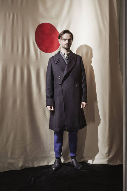 <strong>m’s braque｜エムズ ブラック</strong><br />2015-16年秋冬コレクション　W-BREAST　COAT 9万2880円、SILK SHIRTS6万9120円、SHAWL-COLLAR VEST 4万5360円、SWEAT PANTS 3万8880円、SEVEN FOLD TIE 5万1840円