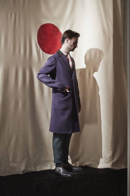 <strong>m’s braque｜エムズ ブラック</strong><br />2015-16年秋冬コレクション　CHESTER COAT 11万3400円、SILK SHIRTS 6万9120円、SWEAT PANTS 3万8880円、SEVEN FOLD TIE 5万1840円