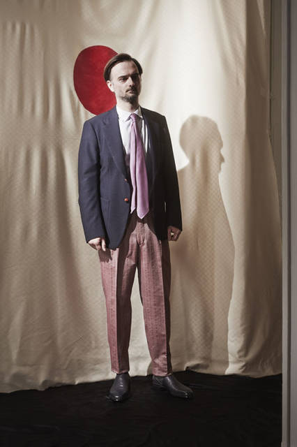 <strong>m’s braque｜エムズ ブラック</strong><br />2015-16年秋冬コレクション　TAILORED JACKET 9万7200円、DRESS SHIRTS 2万9160円、TUCK PANTS 3万4560円、SEVEN FOLD TIE 5万1840円