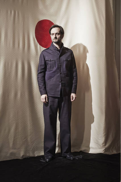 <strong>m’s braque｜エムズ ブラック</strong><br />2015-16年秋冬コレクション　SAFARI JACKET 7万4520円、BAGGY PANTS 3万7800円