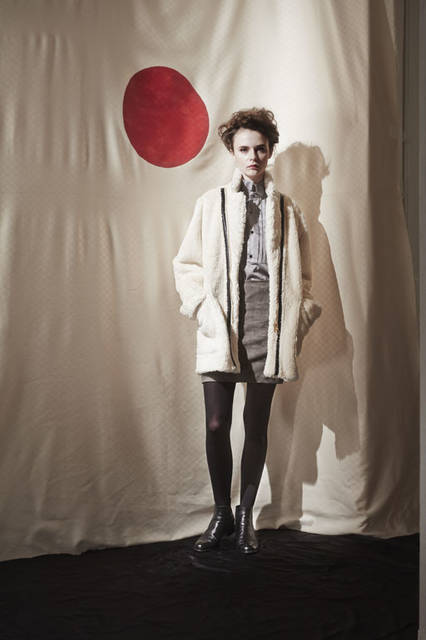<strong>m’s braque｜エムズ ブラック</strong><br />2015-16年秋冬コレクション　BOA COAT 10万6920円、WING-COLLAR SHIRTS 4万1040円、LEATHER SKIRT 6万2640円