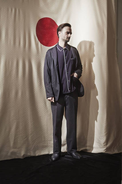 <strong>m’s braque｜エムズ ブラック</strong><br />2015-16年秋冬コレクション　TAILORED JACKET 7万3440円、PAJAMA SHIRTS 4万2120円、STRAIGHT PANTS 3万7800円