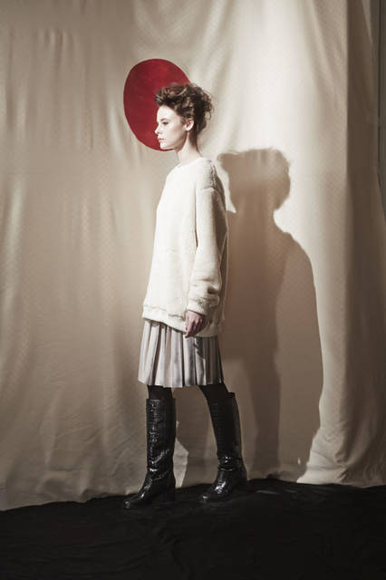 <strong>m’s braque｜エムズ ブラック</strong><br />2015-16年秋冬コレクション　SWEAT 4万8600円、PLEATS SKIRT 5万5080円