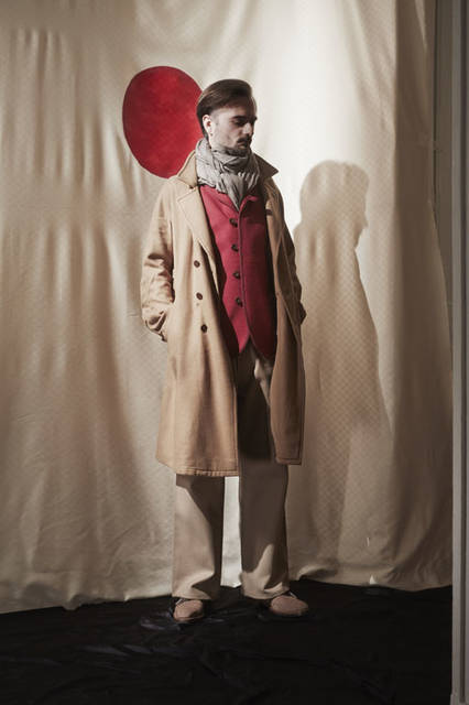 <strong>m’s braque｜エムズ ブラック</strong><br />2015-16年秋冬コレクション　TRENCH COAT 9万5040円、SHAWL-COLLAR VEST 4万5360円、BAGGY PANTS 3万7800円