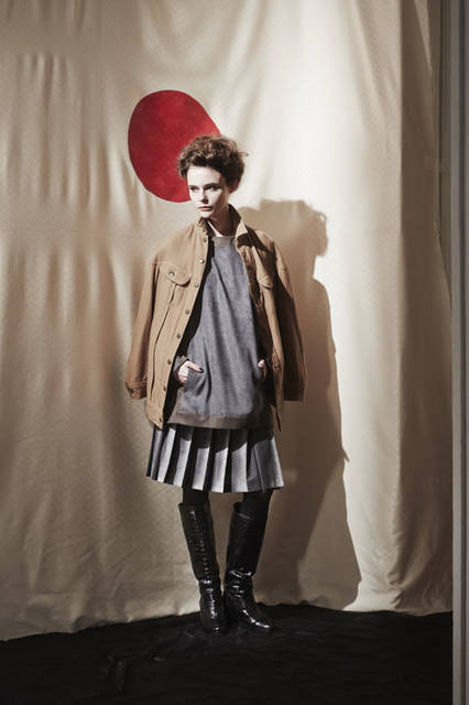 <strong>m’s braque｜エムズ ブラック</strong><br />2015-16年秋冬コレクション　G-JUMPER 6万6960円、PULL-OVER 6万1560円PLEATS SKIRT 5万5080円