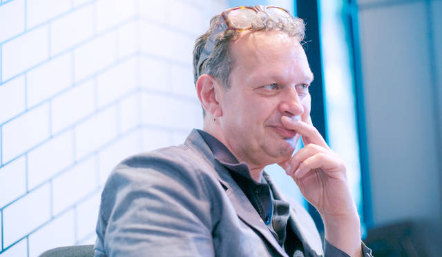 インタビューに応えるトム・ディクソン氏