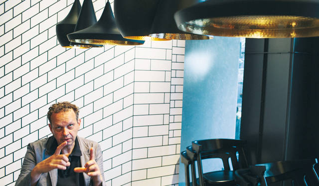 インタビューに応えるトム・ディクソン氏