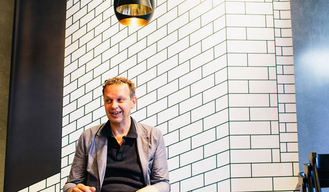 インタビューに応えるトム・ディクソン氏