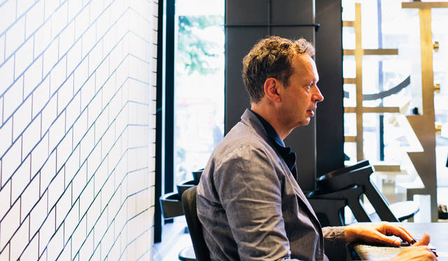 インタビューに応えるトム・ディクソン氏