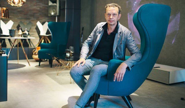 代表作「Wingback Chair」に腰かけたトム・ディクソン氏。