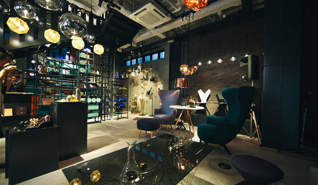 「TOM DIXON SHOP」の店内。「Wingback Chair」「Wingback Footstool」「Y Chair Shell＆White Sled Base」などが並ぶ