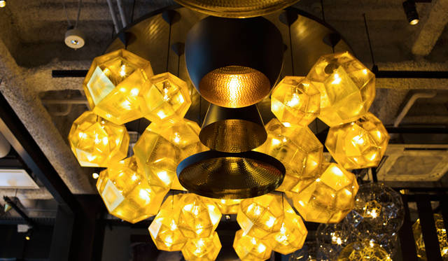 「TOM DIXON SHOP」には多くのペンダントライトやシャンデリアが展示されている。手前は「Beat Light」シリーズ、奥は「Etch Pendant Brass 32cm」を組み合わせてシャンデリアに仕立てたもの