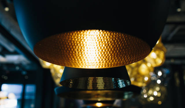 「TOM DIXON SHOP」に展示されたペンダントライト「Beat Light」シリーズ。金属を打ち出して成形されるクラフト感あふれるライトだ