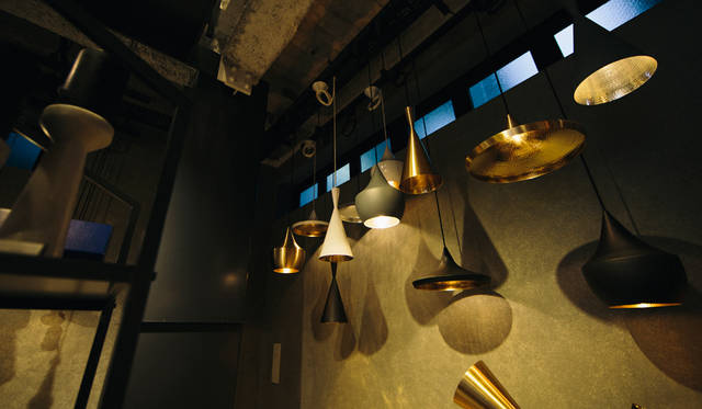 「TOM DIXON SHOP」に展示されたペンダントライト「Beat Light」シリーズ。金属を打ち出して成形されるクラフト感あふれるライトだ