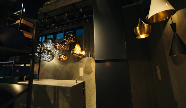 「TOM DIXON SHOP」に展示されたペンダントライト。左は「Melt Shade」シリーズ、右はBeat Light」シリーズ