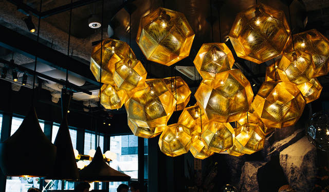 「TOM DIXON SHOP」に展示された「Etch Pendant Brass 32cm」を組み合わせてシャンデリアのように仕立てられている