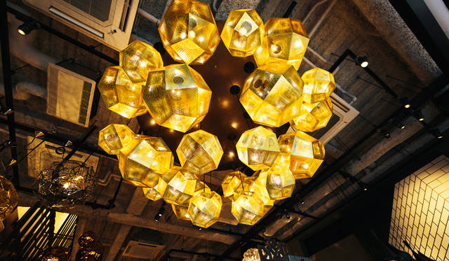 「TOM DIXON SHOP」に展示された「Etch Pendant Brass 32cm」を組み合わせてシャンデリアのように仕立てられている
